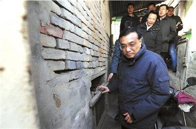 昨天，李克強(qiáng)看望包頭北梁棚戶區(qū)居民。新華社發(fā)